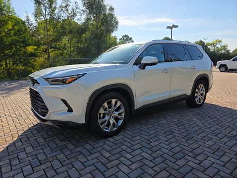 Used 2026 Toyota Grand Highlander AWD image 3