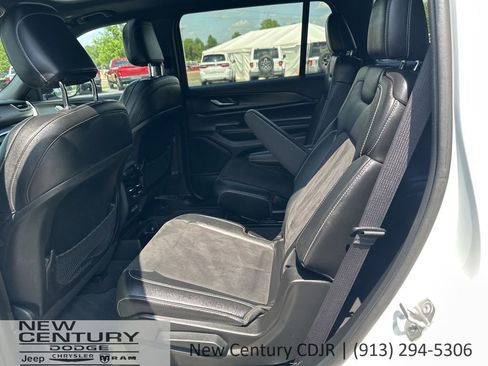 Used 2023 Jeep Grand Cherokee L Laredo AWD/4WD image 10