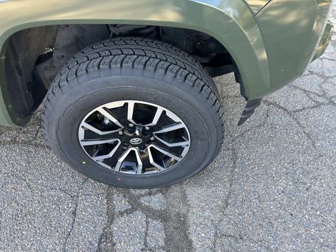 Used 2022 Toyota Tacoma TRD Sport w/ Technology Package image 10