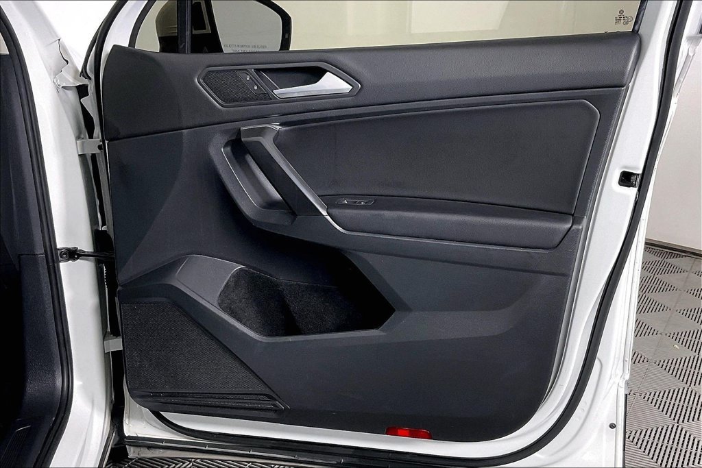 Used 2021 Volkswagen Tiguan SE w/ Panoramic Sunroof Package FWD image 22