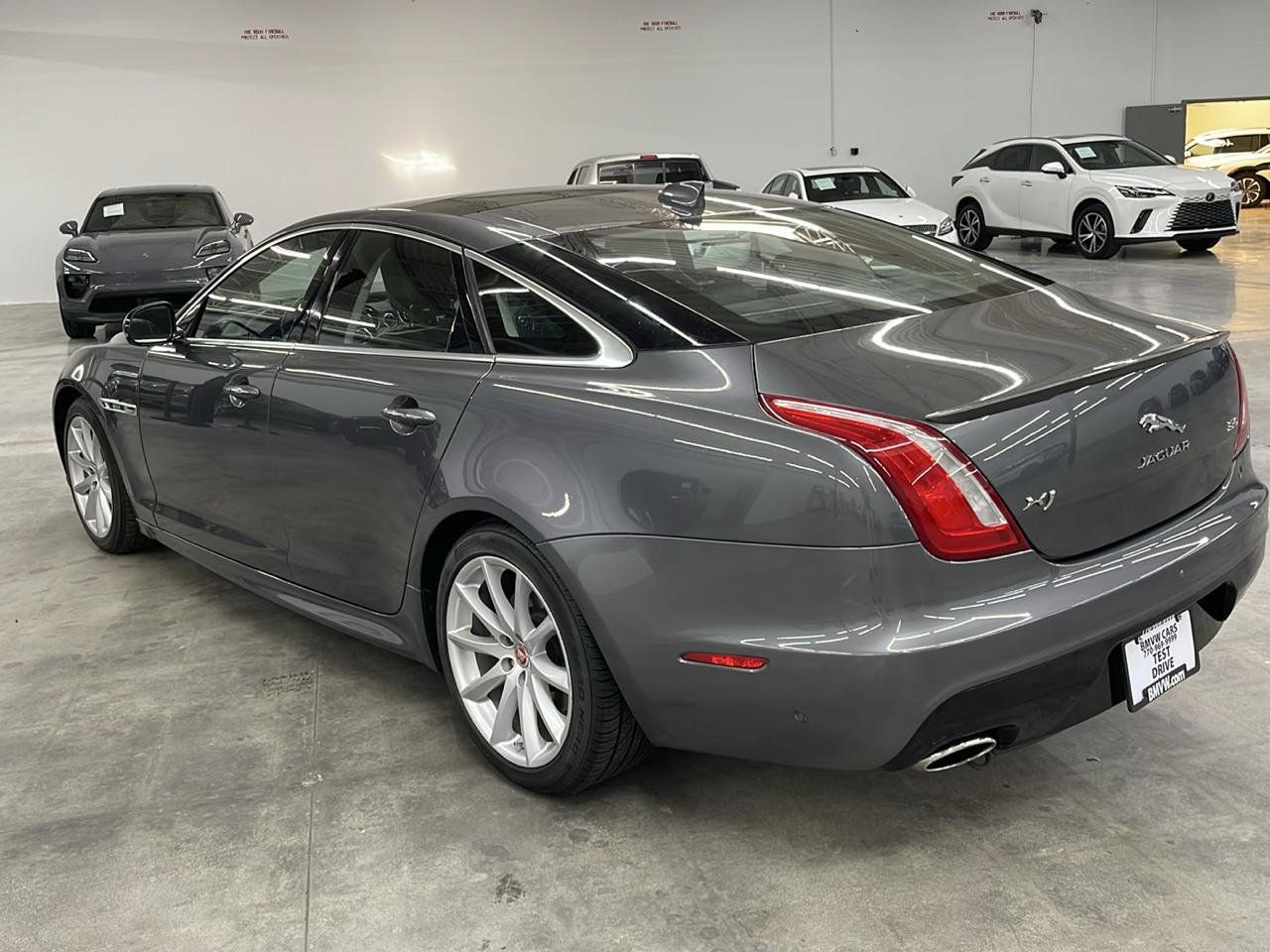 Used 2019 Jaguar XJ R-Sport RWD image 10