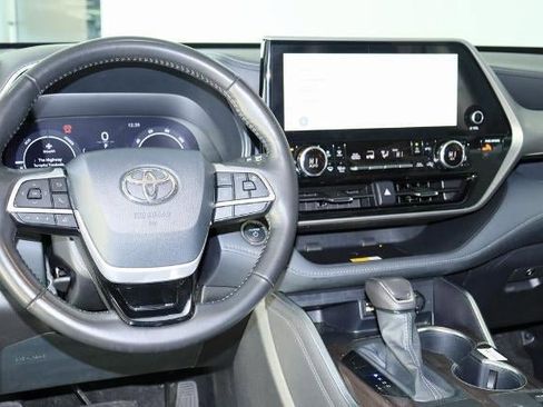 Used 2024 Toyota Highlander Platinum image 16