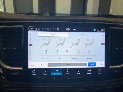 Used 2025 Chrysler Pacifica Limited image 21