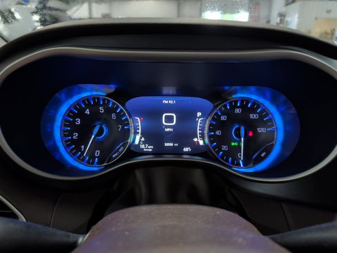 Used 2020 Chrysler Pacifica Touring-L Plus FWD image 10