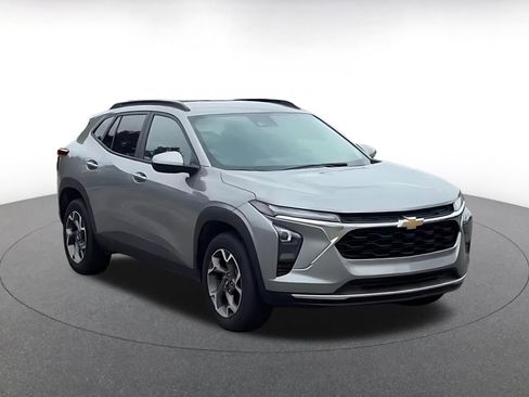 Used 2025 Chevrolet Trax LT w/ LT Convenience Package FWD image 3