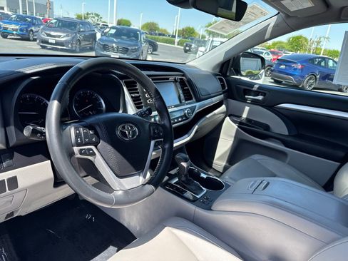 Used 2019 Toyota Highlander XLE FWD image 18