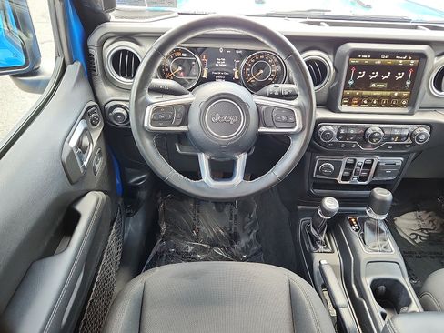 Used 2022 Jeep Wrangler Unlimited Sahara w/ Cold Weather Group AWD/4WD image 11