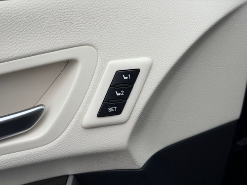 Used 2023 Toyota Sienna Limited image 13