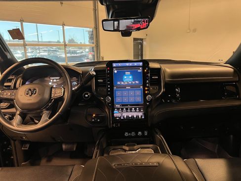 Used 2025 RAM 2500 Limited AWD/4WD image 32