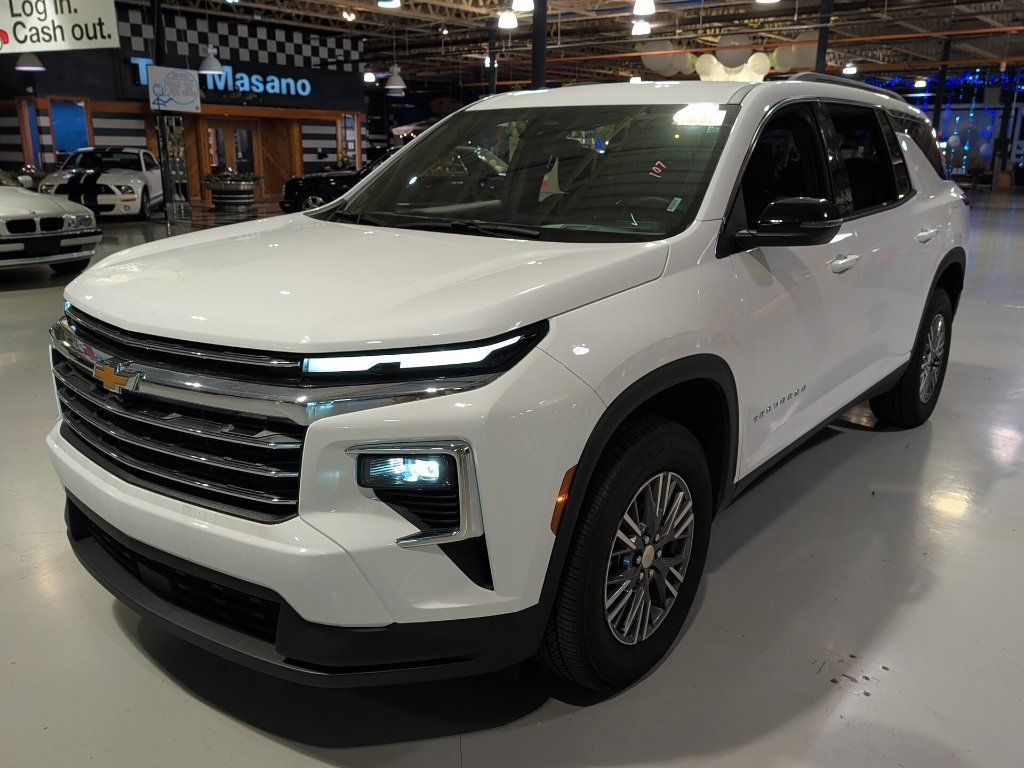 Used 2026 Chevrolet Traverse LT FWD image 3