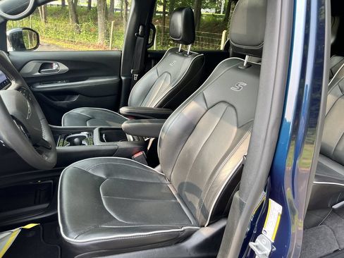 Certified 2025 Chrysler Pacifica Limited FWD image 15