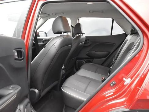 Used 2025 Hyundai Venue Limited FWD image 15