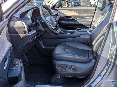 Used 2025 Toyota Grand Highlander AWD image 11
