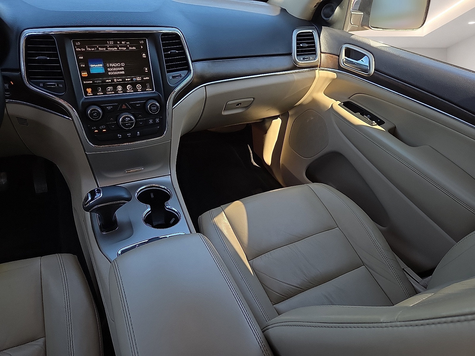 Used 2015 Jeep Grand Cherokee Limited AWD/4WD image 12
