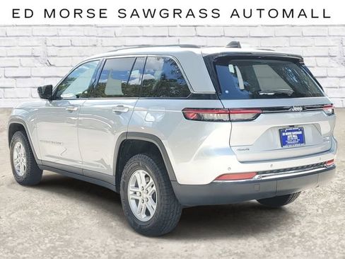 Used 2023 Jeep Grand Cherokee Laredo image 2