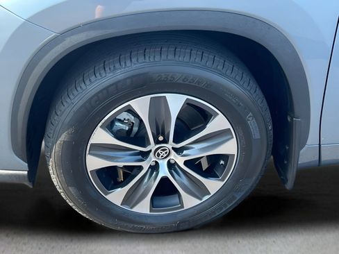 Certified 2024 Toyota Highlander XLE FWD image 9