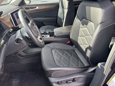 Used 2025 Volkswagen Atlas SE image 34