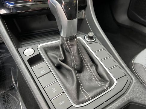 Used 2025 Volkswagen Jetta SE image 41