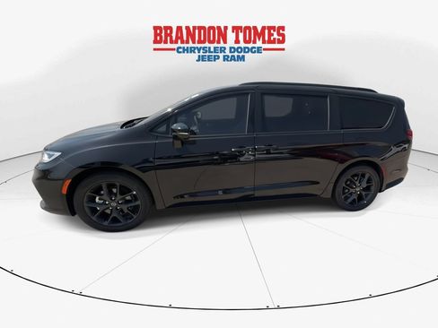 New 2026 Chrysler Pacifica Limited w/ Uconnect Theater Family Group FWD image 5