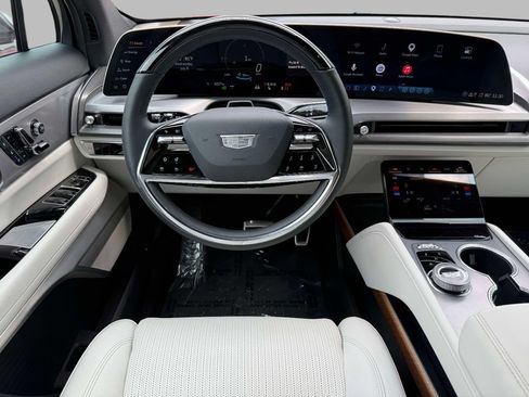 Used 2026 Cadillac Vistiq Sport w/ LPO, Floor Liner Package AWD/4WD image 4