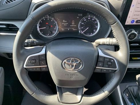 Used 2023 Toyota Highlander XLE image 19