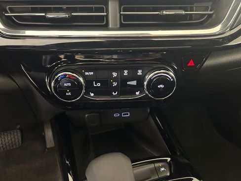 Used 2025 Chevrolet Trax RS w/ Sunroof Package FWD image 21