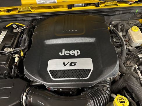 Used 2015 Jeep Wrangler Rubicon w/ Power Convenience Group image 12