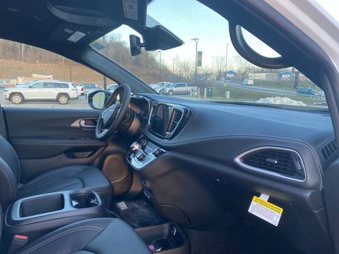 New 2026 Chrysler Pacifica Select image 8