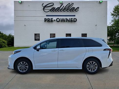 Used 2025 Toyota Sienna LE image 6