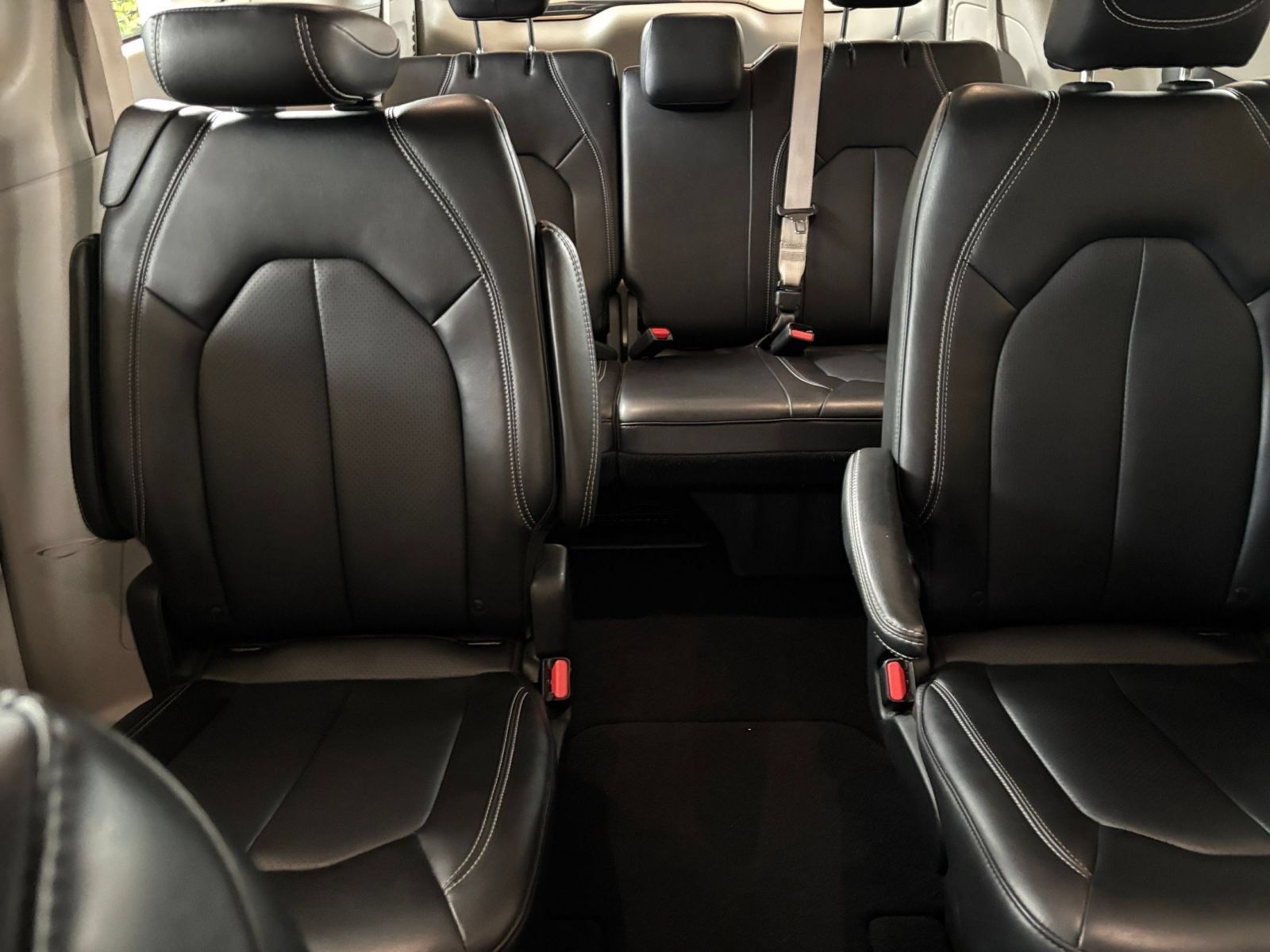 Used 2024 Chrysler Pacifica Touring-L FWD image 39