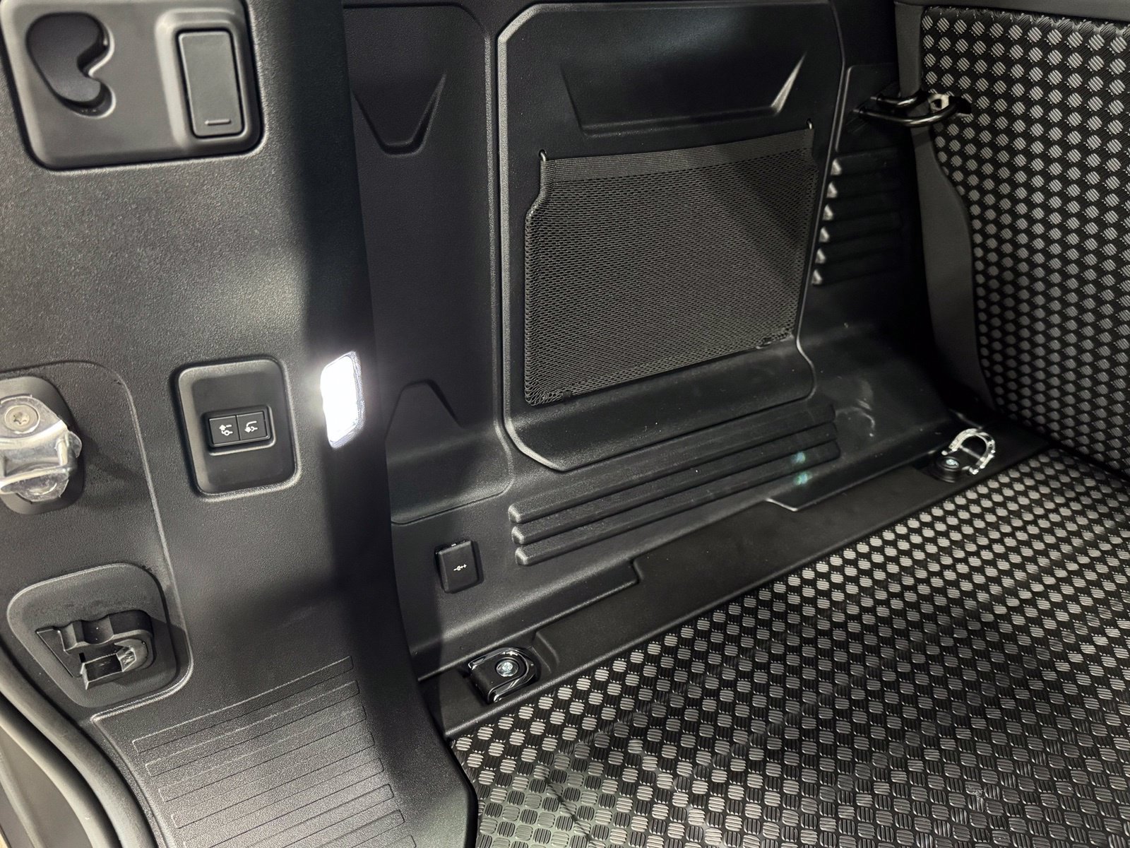 New 2026 Land Rover Defender 110 X-Dynamic SE AWD/4WD image 42