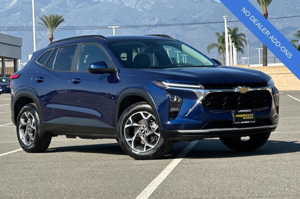 Used 2024 Chevrolet Trax LT w/ Driver Confidence Package FWD image 2