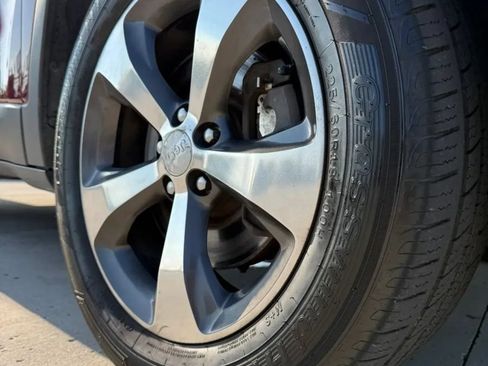 Used 2019 Jeep Cherokee Limited AWD/4WD image 8