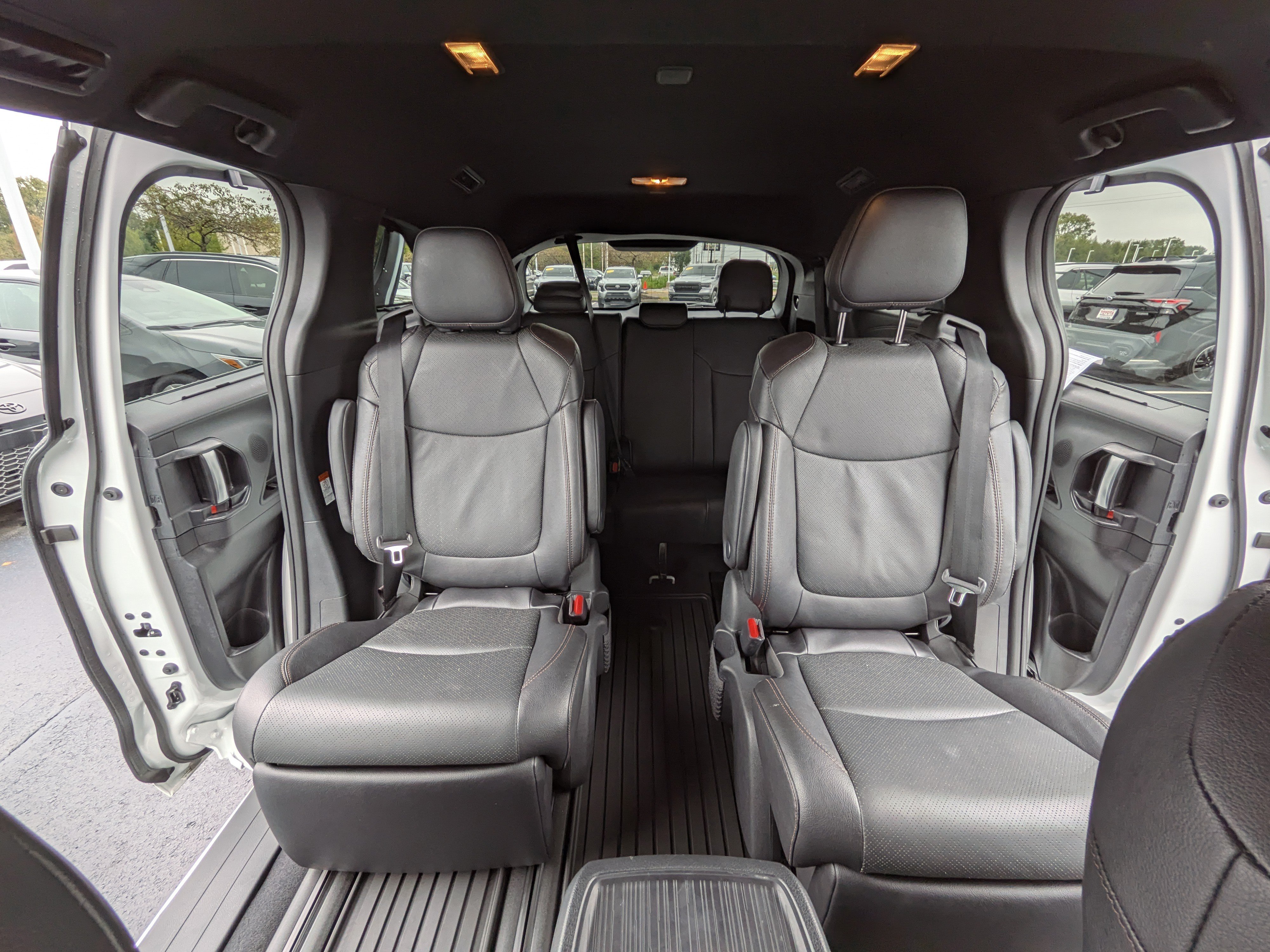 Used 2025 Toyota Sienna Platinum AWD/4WD image 28