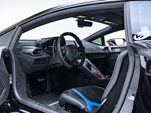 Used 2022 Lamborghini Huracan STO image 2