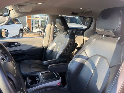Used 2023 Chrysler Pacifica Touring-L image 42