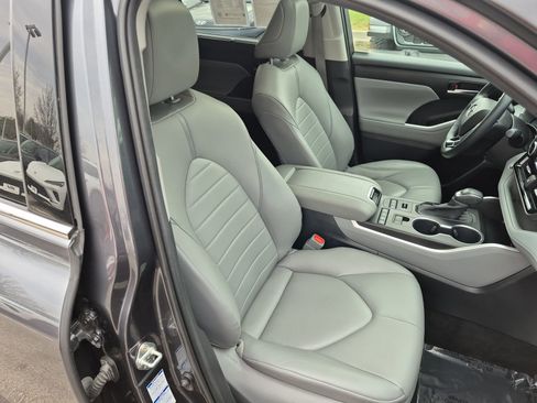 Used 2020 Toyota Highlander XLE image 29