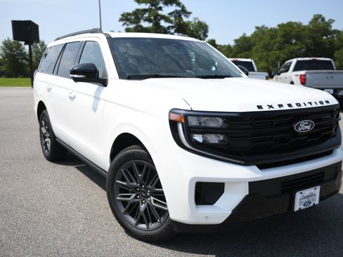 New 2027 Ford Expedition Platinum w/ Stealth Appearance Package RWD image 4