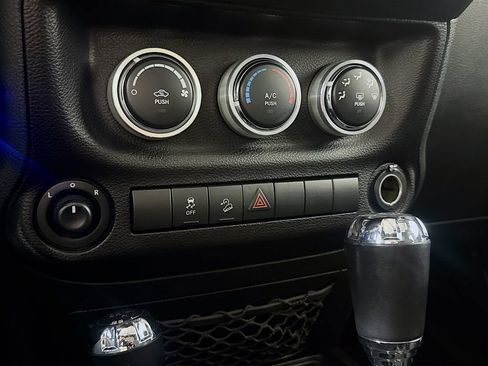 Used 2018 Jeep Wrangler Unlimited Sport S AWD/4WD image 14