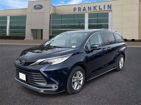 Used 2022 Toyota Sienna Limited image 3