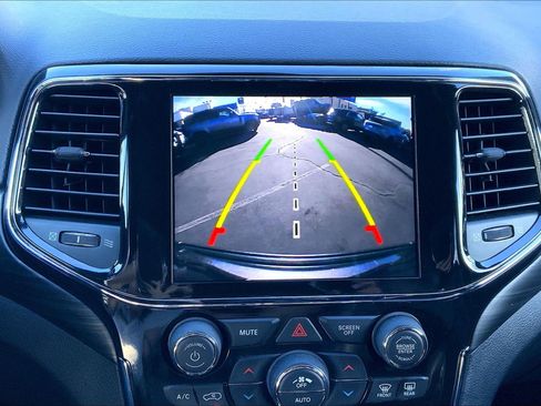 Used 2021 Jeep Grand Cherokee Laredo X image 27