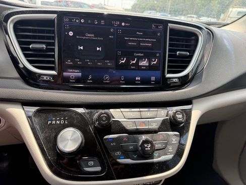 Used 2023 Chrysler Pacifica Touring-L FWD image 11
