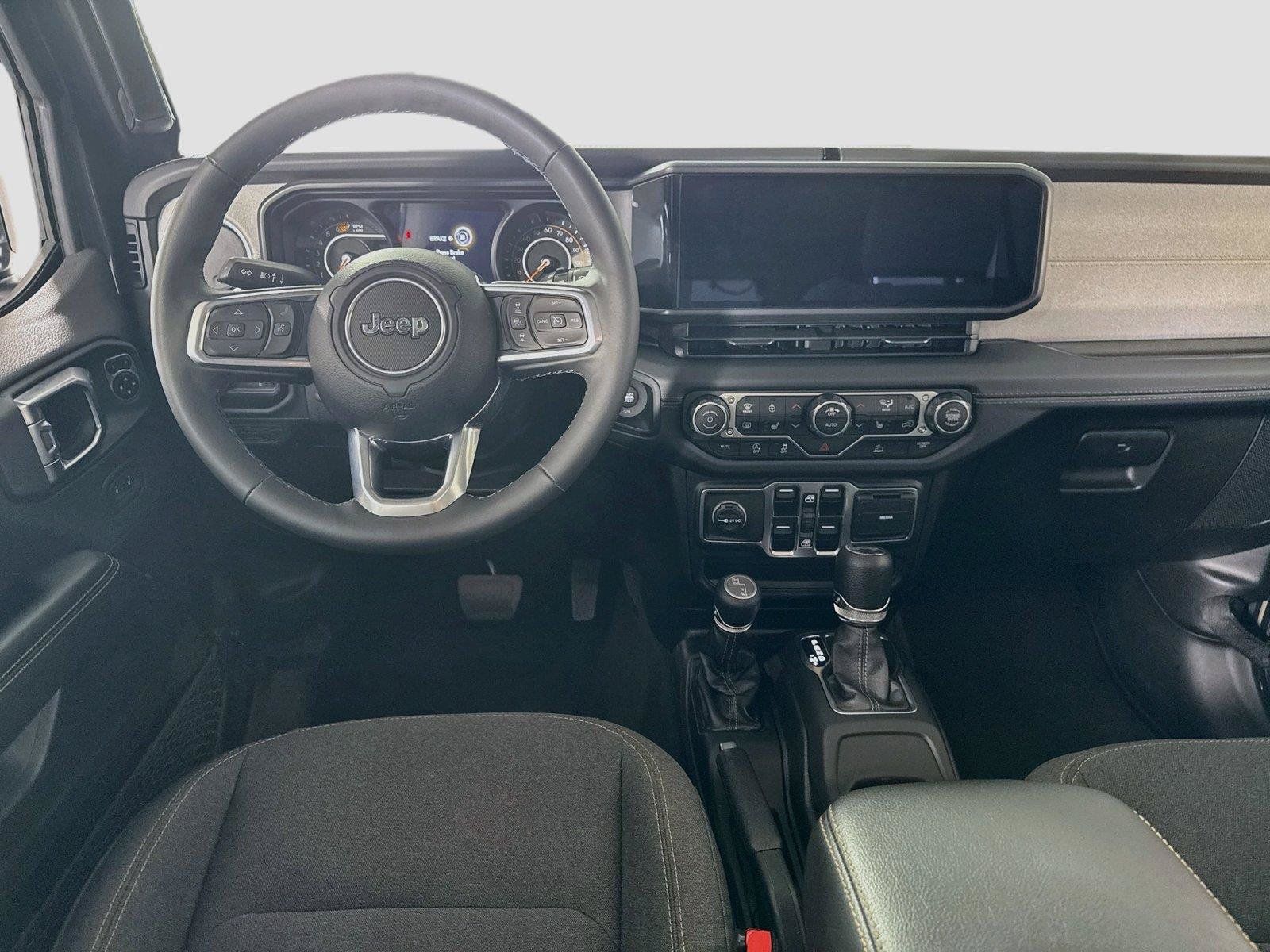 Used 2025 Jeep Wrangler Unlimited Sahara AWD/4WD image 2