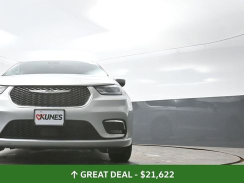 Used 2023 Chrysler Pacifica Touring-L FWD image 27