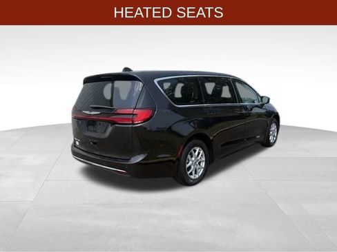 Used 2023 Chrysler Pacifica Touring-L FWD image 7