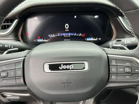 Used 2023 Jeep Grand Cherokee L Laredo image 12