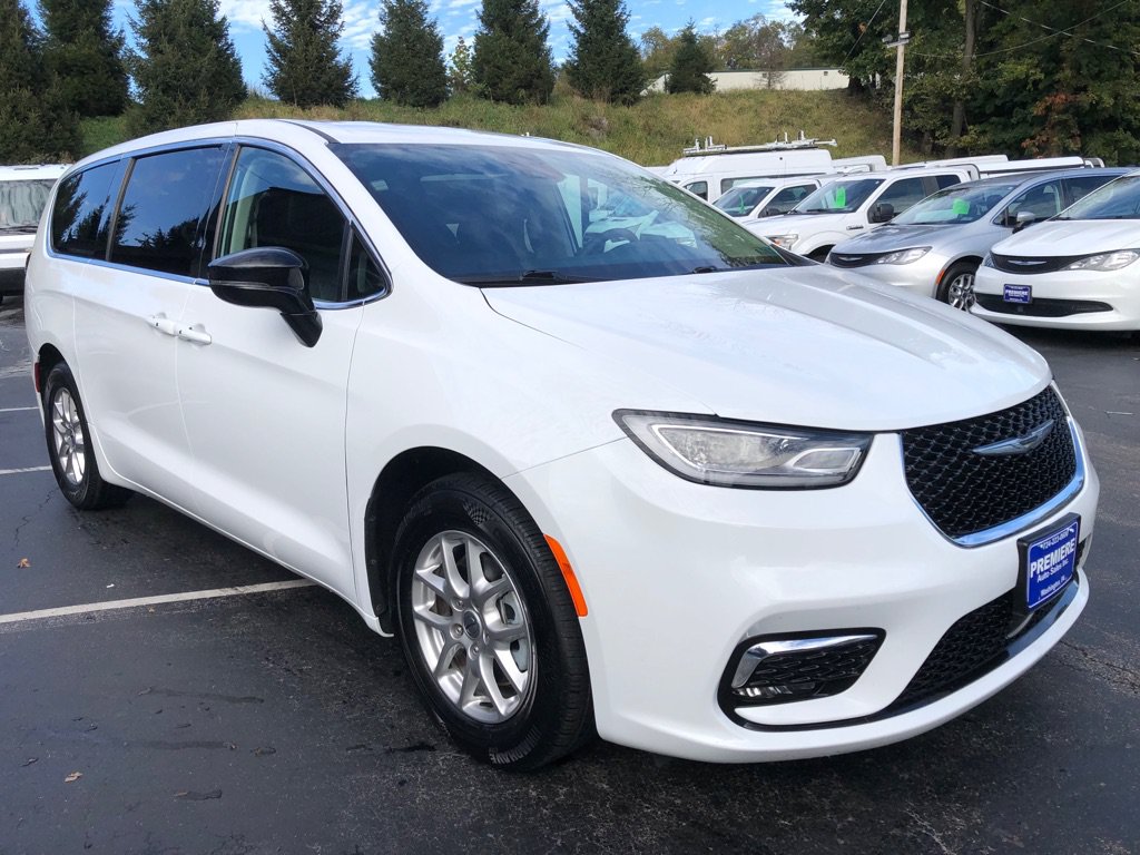Used 2024 Chrysler Pacifica Touring-L FWD image 8