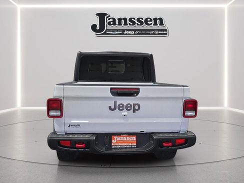 Used 2023 Jeep Gladiator Rubicon AWD/4WD image 4