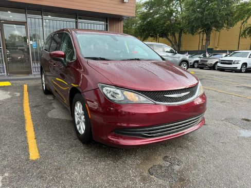 Used 2017 Chrysler Pacifica Touring FWD image 3