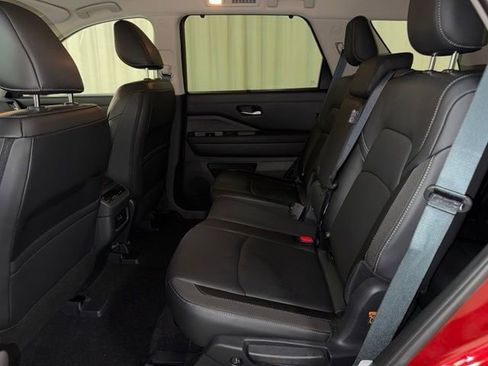 Used 2025 Nissan Pathfinder SL AWD/4WD image 17